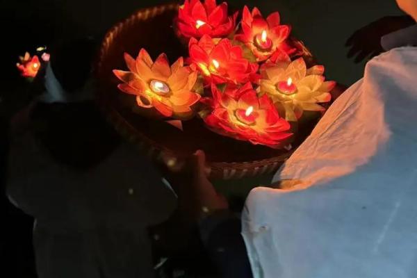 放莲花灯习俗：传递祝福与净化心灵的仪式