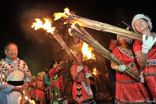 傈僳族的火把节:点燃传统与现代的文化之火 傈僳族的火把节:点燃传统与现代的文化之火