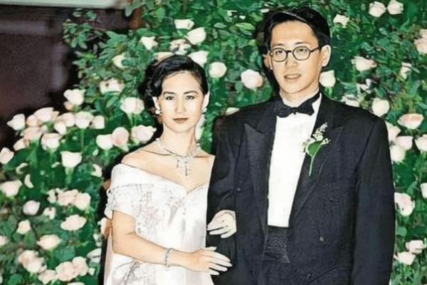 解密何超琼生辰八字:如何通过合婚改运,命运不同的根源 解密何超琼生辰八字:如何通过合婚改运,命运不同的根源